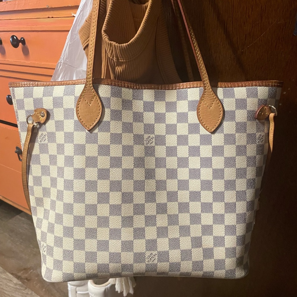 White monogram Louie Vuitton neverfull mm. Perfect condition.
